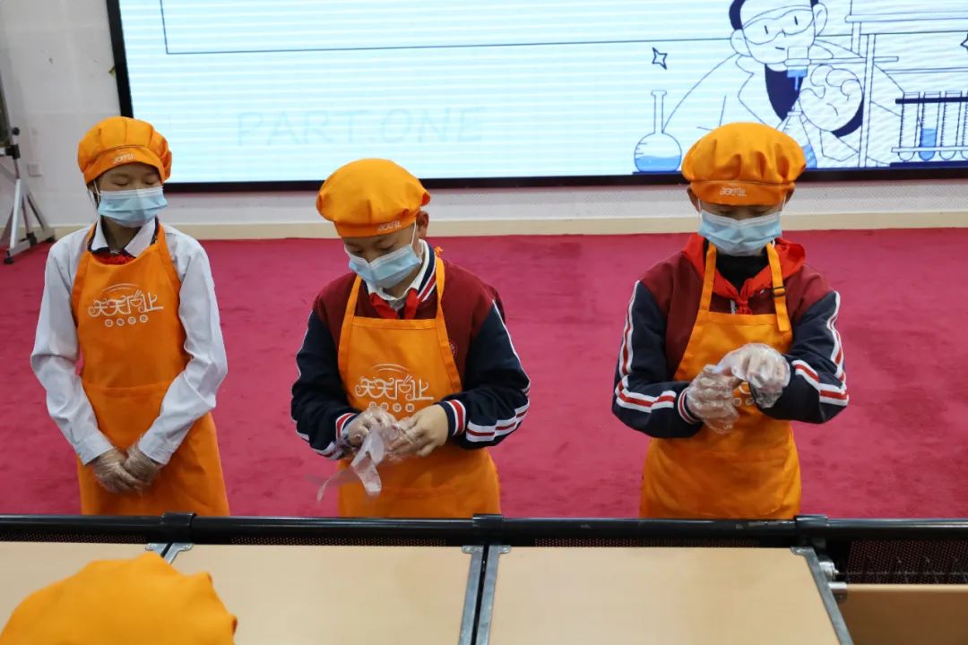 【分餐禮儀培訓(xùn)】“民以食為天，食以禮為上”主題的校園分餐禮儀的培訓(xùn)活動(dòng)(圖6)