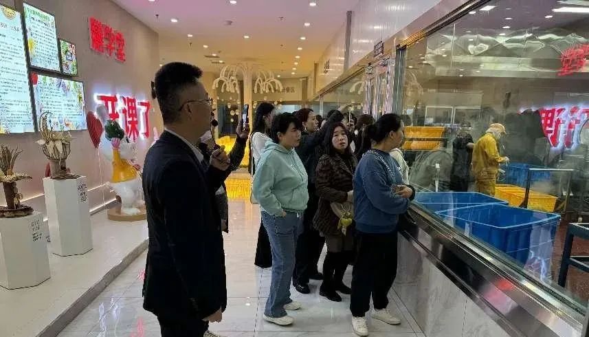 【食品安全】各校工作組及家長(zhǎng)代表走進(jìn)天天向上檢查食品安全工作(圖2)