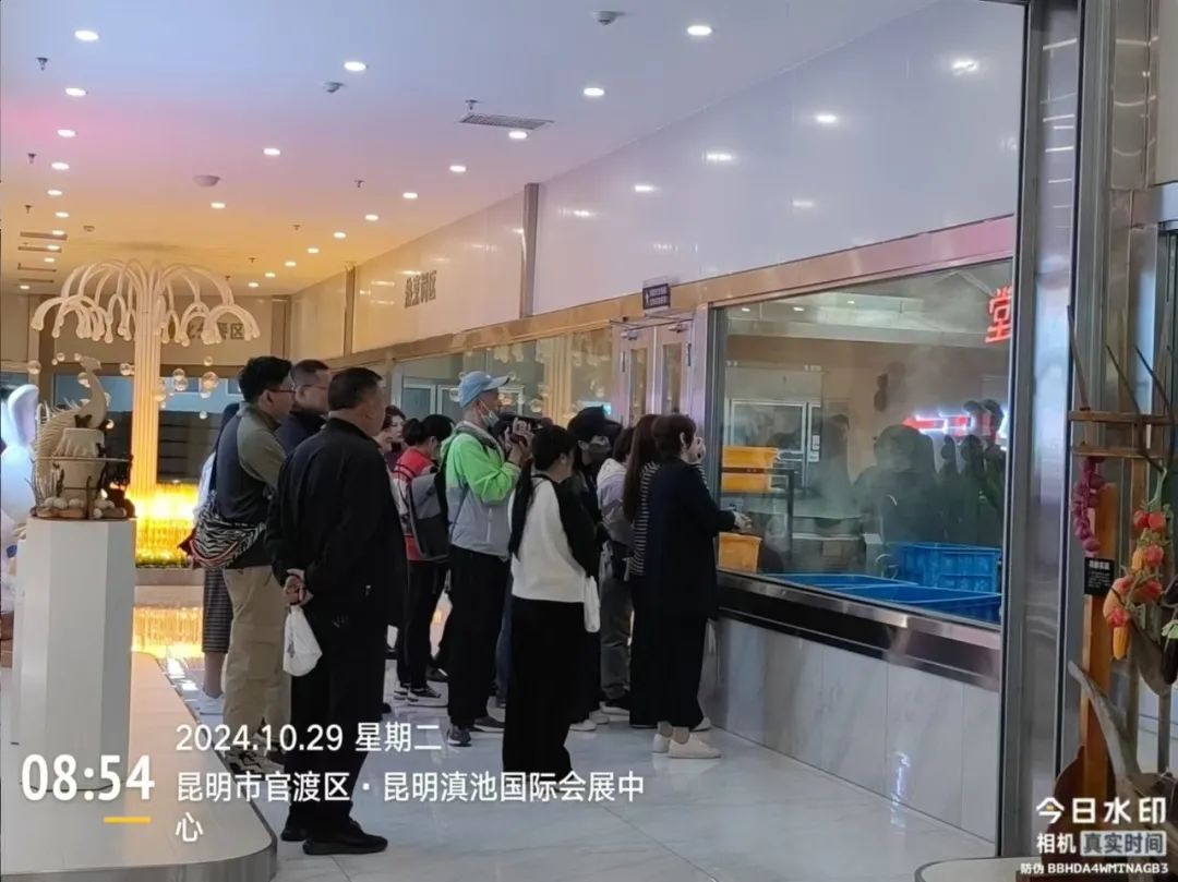 【食品安全】各校工作組及家長(zhǎng)代表走進(jìn)天天向上檢查食品安全工作(圖4)