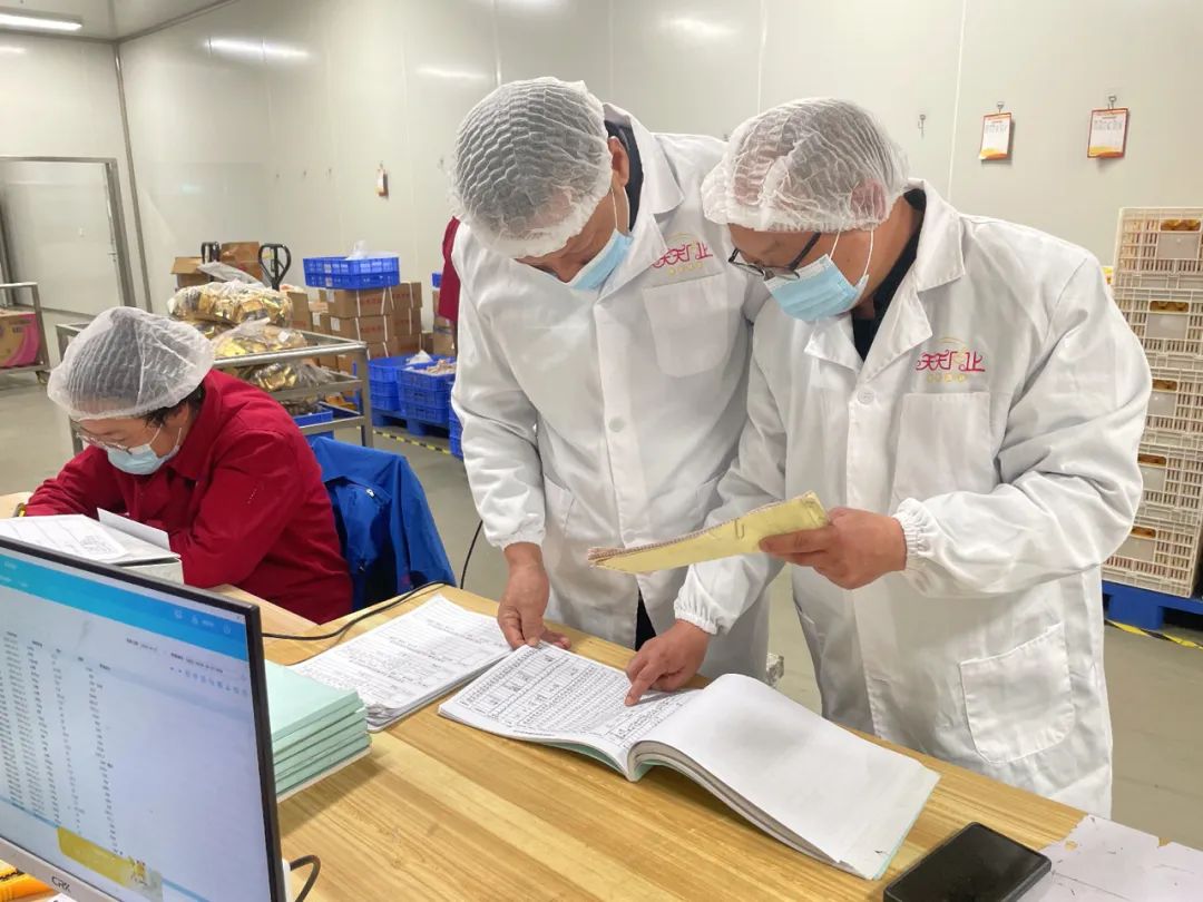 【食品安全】各校工作組及家長(zhǎng)代表走進(jìn)天天向上檢查食品安全工作(圖5)