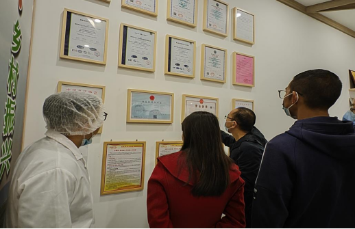 【食品安全】各校工作組及家長(zhǎng)代表走進(jìn)天天向上檢查食品安全工作(圖6)