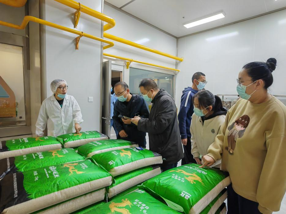 【食品安全】各校工作組及家長(zhǎng)代表走進(jìn)天天向上檢查食品安全工作(圖21)